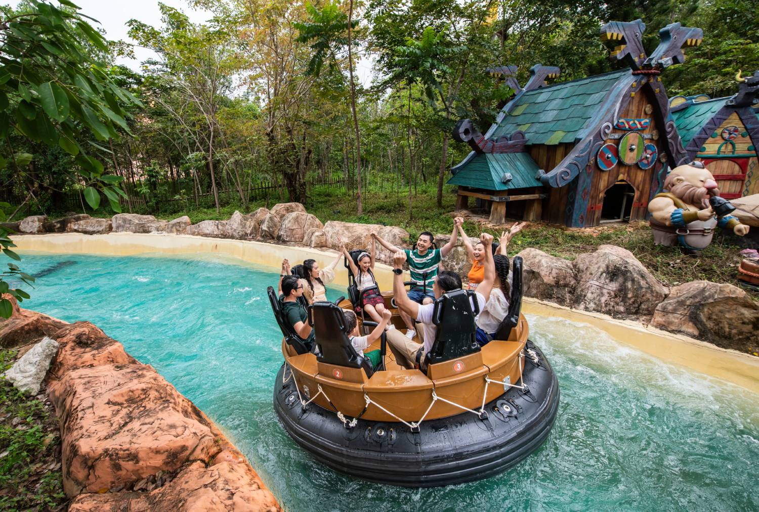Сплав по реке в Деревне викингов в VinWonders Phu Quoc