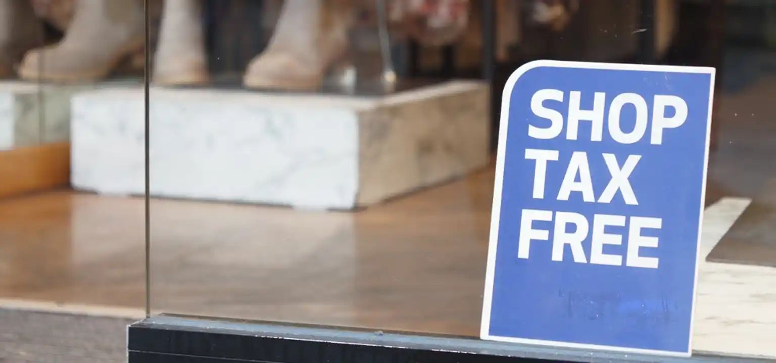 Знак Tax free на окне магазина в Нячанге